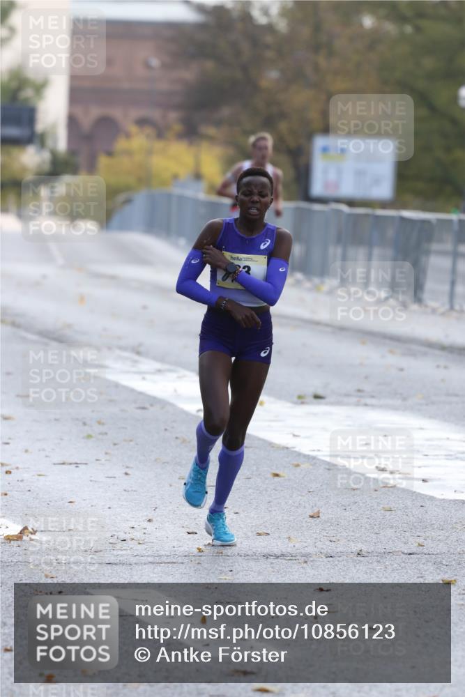 25.10.2026 - hella hamburg halbmarathon Antke Förster http://msf.ph/oto/10856123 25.10.2026 10:11:29 Lombardsbrücke 33 meine-sportfotos.de