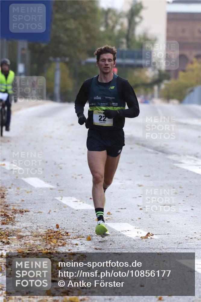 25.10.2026 - hella hamburg halbmarathon Antke Förster http://msf.ph/oto/10856177 25.10.2026 10:12:25 Lombardsbrücke 22 meine-sportfotos.de