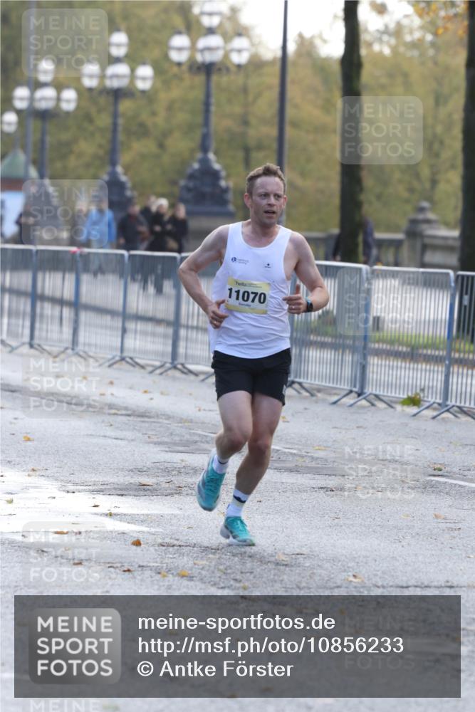 25.10.2026 - hella hamburg halbmarathon Antke Förster http://msf.ph/oto/10856233 25.10.2026 10:13:17 Lombardsbrücke 11070 meine-sportfotos.de