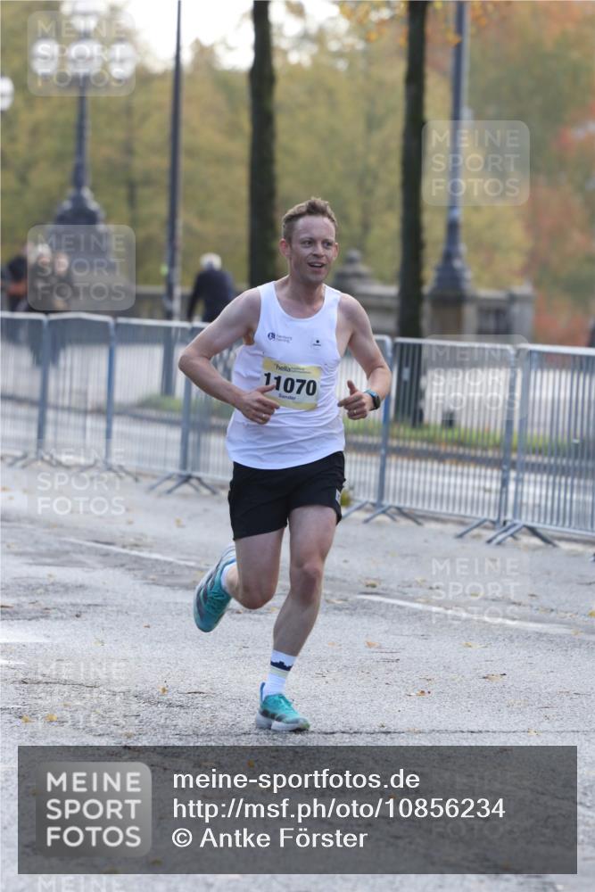 25.10.2026 - hella hamburg halbmarathon Antke Förster http://msf.ph/oto/10856234 25.10.2026 10:13:18 Lombardsbrücke 11070, 24545, 33968, 33657, 32685 meine-sportfotos.de