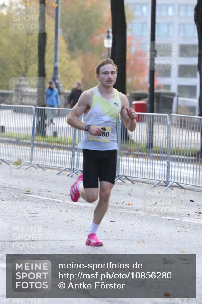25.10.2026 - hella hamburg halbmarathon Antke Förster http://msf.ph/oto/10856280 25.10.2026 10:13:46 Lombardsbrücke 31360 meine-sportfotos.de