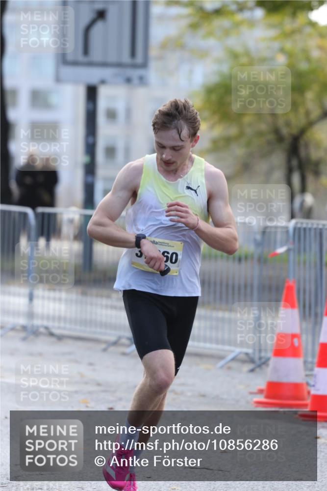 25.10.2026 - hella hamburg halbmarathon Antke Förster http://msf.ph/oto/10856286 25.10.2026 10:13:48 Lombardsbrücke 31360 meine-sportfotos.de