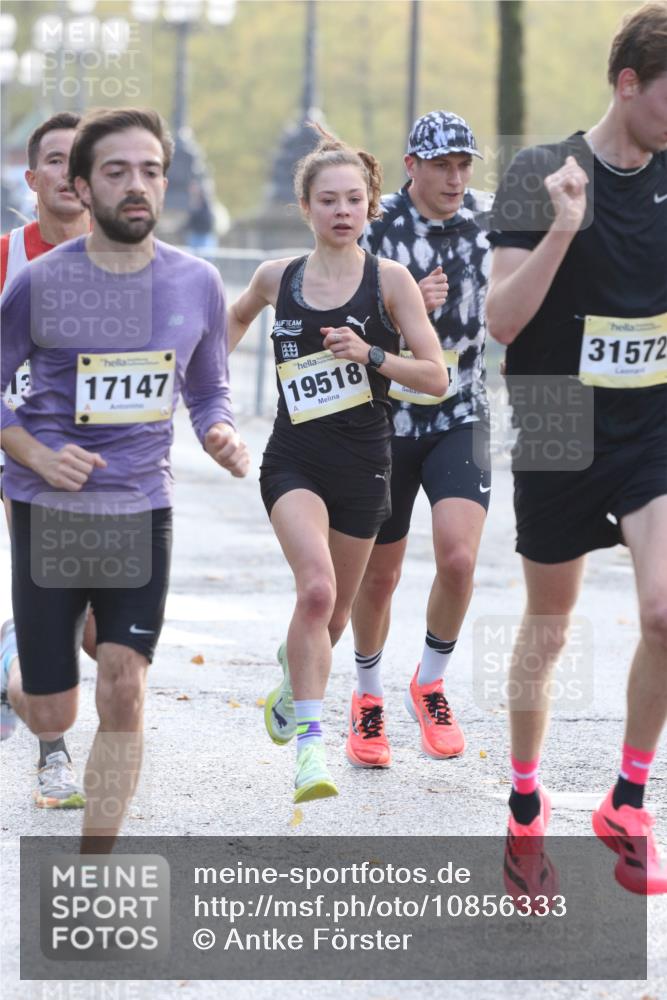 25.10.2026 - hella hamburg halbmarathon Antke Förster http://msf.ph/oto/10856333 25.10.2026 10:14:08 Lombardsbrücke 31572, 17147, 19518, 13655, 34844, 44 meine-sportfotos.de
