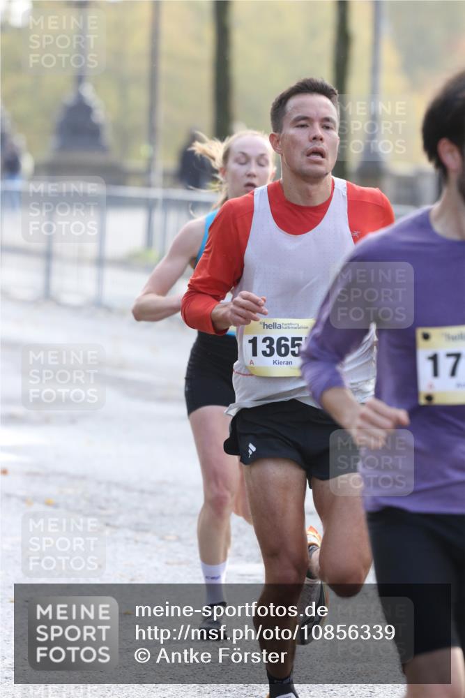 25.10.2026 - hella hamburg halbmarathon Antke Förster http://msf.ph/oto/10856339 25.10.2026 10:14:10 Lombardsbrücke 31572, 17147, 19518, 13655, 34844, 44 meine-sportfotos.de