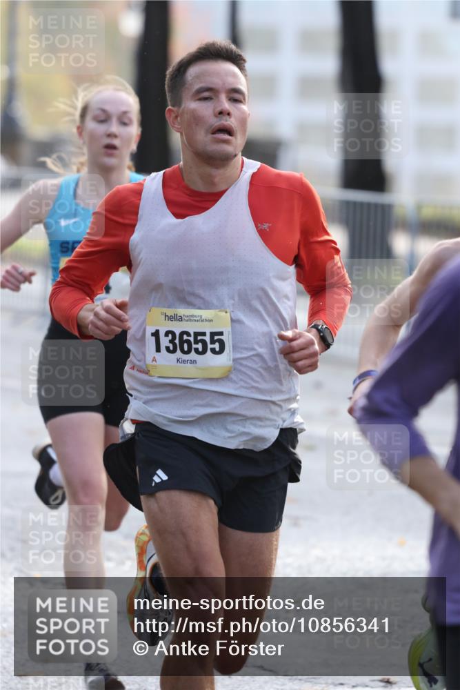 25.10.2026 - hella hamburg halbmarathon Antke Förster http://msf.ph/oto/10856341 25.10.2026 10:14:10 Lombardsbrücke 31572, 13655, 19518, 17147, 44, 34844 meine-sportfotos.de