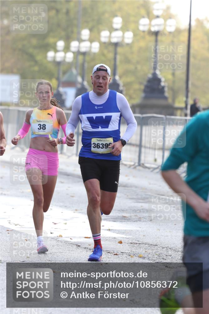 25.10.2026 - hella hamburg halbmarathon Antke Förster http://msf.ph/oto/10856372 25.10.2026 10:14:23 Lombardsbrücke 34723, 35120, 38, 36396 meine-sportfotos.de