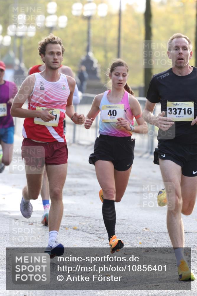 25.10.2026 - hella hamburg halbmarathon Antke Förster http://msf.ph/oto/10856401 25.10.2026 10:14:33 Lombardsbrücke 34396, 33716, 40, 35561, 30965, 11655, 16361, 35048 meine-sportfotos.de