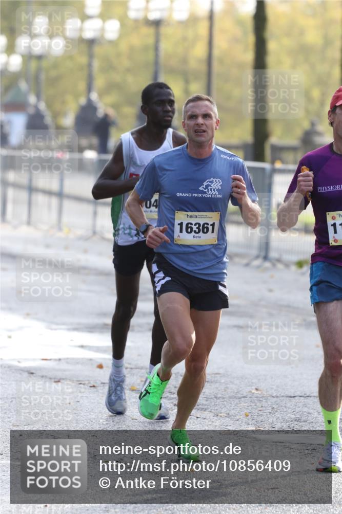 25.10.2026 - hella hamburg halbmarathon Antke Förster http://msf.ph/oto/10856409 25.10.2026 10:14:36 Lombardsbrücke 34396, 33716, 40, 35561, 30965, 11655, 16361, 35048 meine-sportfotos.de