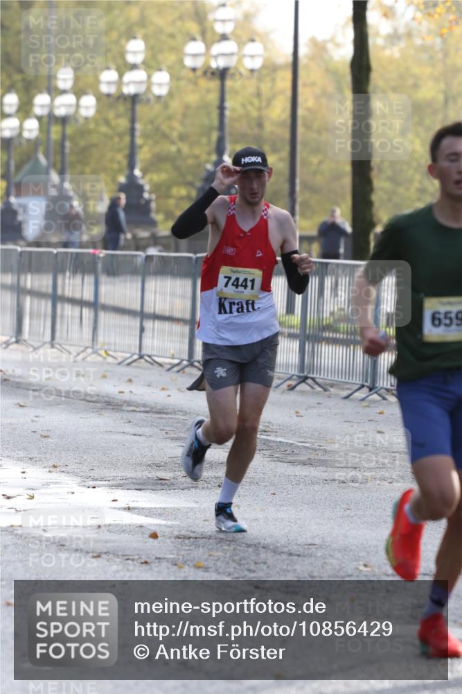 25.10.2026 - hella hamburg halbmarathon Antke Förster http://msf.ph/oto/10856429 25.10.2026 10:14:46 Lombardsbrücke 10658, 6590, 7441 meine-sportfotos.de