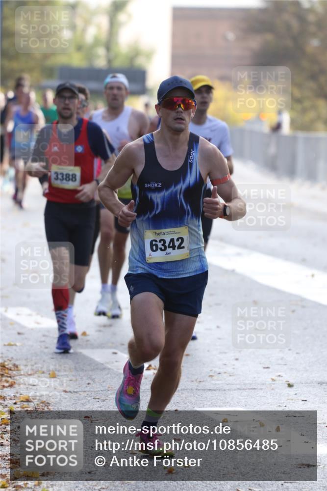 25.10.2026 - hella hamburg halbmarathon Antke Förster http://msf.ph/oto/10856485 25.10.2026 10:15:14 Lombardsbrücke 6342, 22628, 3388, 33610, 34314, 34758 meine-sportfotos.de