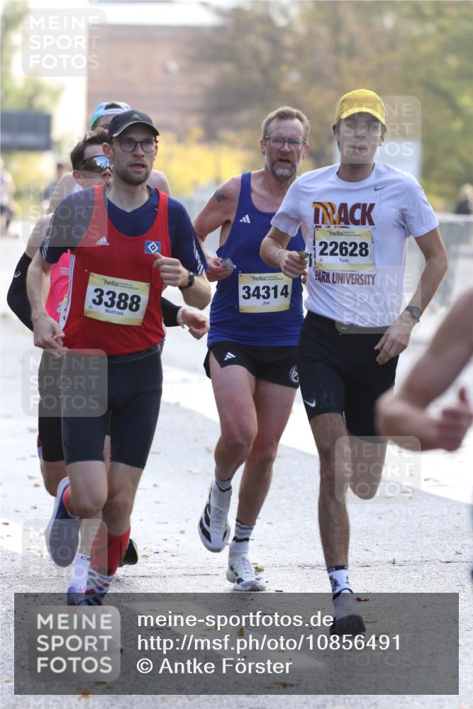 25.10.2026 - hella hamburg halbmarathon Antke Förster http://msf.ph/oto/10856491 25.10.2026 10:15:16 Lombardsbrücke 6342, 22628, 3388, 33610, 34314, 34758 meine-sportfotos.de