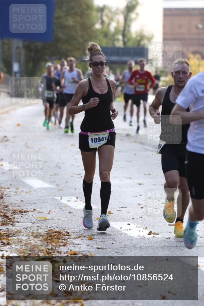 25.10.2026 - hella hamburg halbmarathon Antke Förster http://msf.ph/oto/10856524 25.10.2026 10:15:27 Lombardsbrücke 10760, 10985, 3745, 21386, 32091, 18941, 32679 meine-sportfotos.de