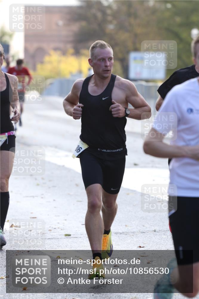 25.10.2026 - hella hamburg halbmarathon Antke Förster http://msf.ph/oto/10856530 25.10.2026 10:15:29 Lombardsbrücke 3745, 21386, 32091, 18941, 32679 meine-sportfotos.de