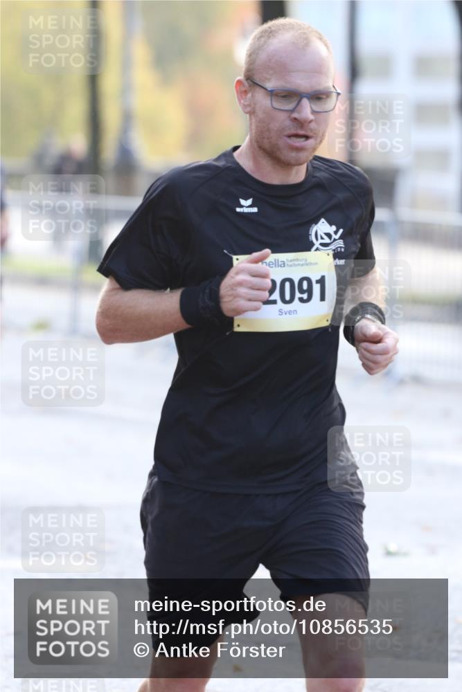 25.10.2026 - hella hamburg halbmarathon Antke Förster http://msf.ph/oto/10856535 25.10.2026 10:15:31 Lombardsbrücke 21386, 32091, 18941, 32679 meine-sportfotos.de