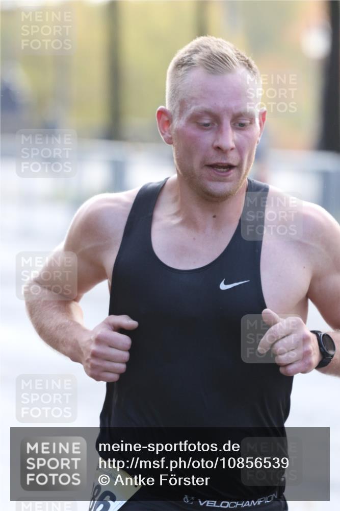 25.10.2026 - hella hamburg halbmarathon Antke Förster http://msf.ph/oto/10856539 25.10.2026 10:15:31 Lombardsbrücke 21386, 32091, 18941, 32679 meine-sportfotos.de