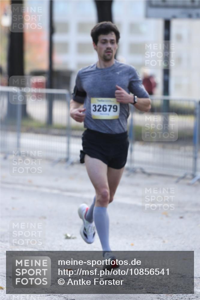 25.10.2026 - hella hamburg halbmarathon Antke Förster http://msf.ph/oto/10856541 25.10.2026 10:15:32 Lombardsbrücke 18941, 32679, 19706, 35367 meine-sportfotos.de