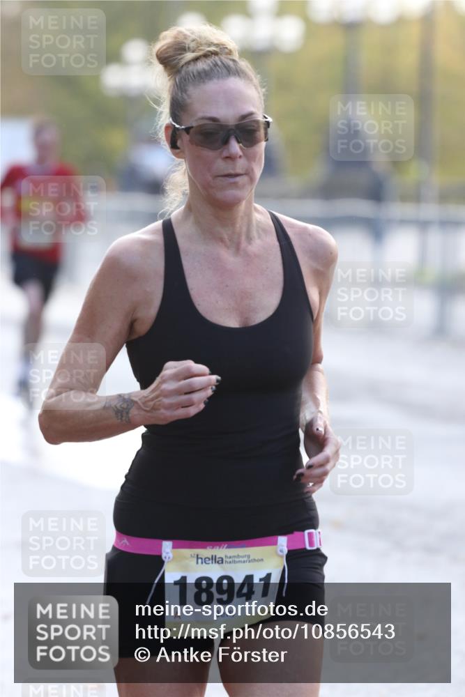 25.10.2026 - hella hamburg halbmarathon Antke Förster http://msf.ph/oto/10856543 25.10.2026 10:15:33 Lombardsbrücke 18941, 32679, 19706, 35367, 20045, 30870, 2997 meine-sportfotos.de