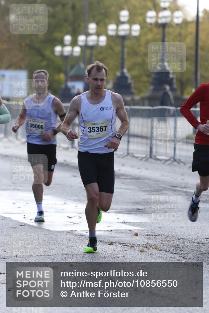 25.10.2026 - hella hamburg halbmarathon Antke Förster http://msf.ph/oto/10856550 25.10.2026 10:15:36 Lombardsbrücke 19706, 35367, 20045, 2997, 30870, 21479, 35006, 15879, 15218, 30034, 24366 meine-sportfotos.de