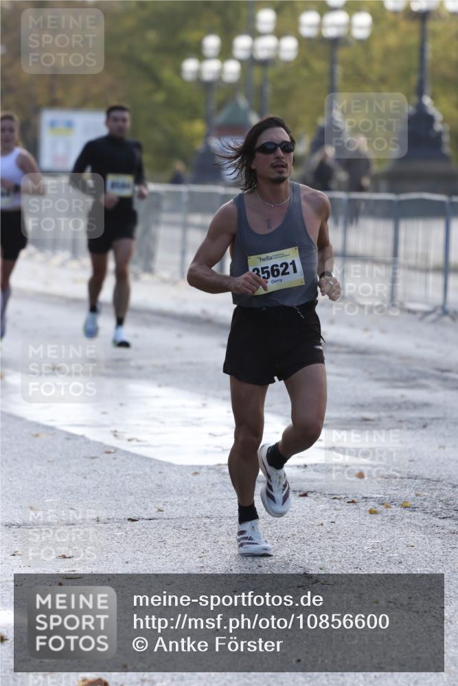 25.10.2026 - hella hamburg halbmarathon Antke Förster http://msf.ph/oto/10856600 25.10.2026 10:15:50 Lombardsbrücke 17621, 35621, 34164, 8584 meine-sportfotos.de