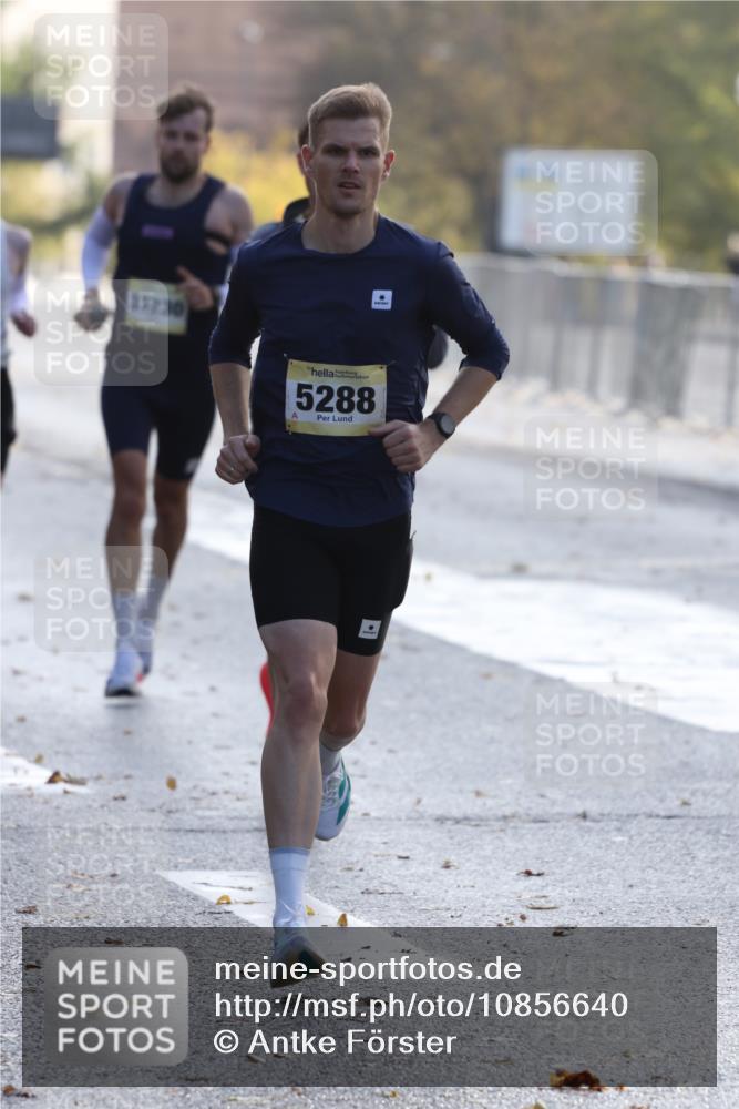 25.10.2026 - hella hamburg halbmarathon Antke Förster http://msf.ph/oto/10856640 25.10.2026 10:16:08 Lombardsbrücke 5288, 35023, 9582, 24696, 33230, 31468, 10912 meine-sportfotos.de