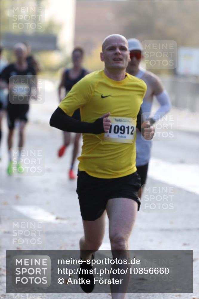 25.10.2026 - hella hamburg halbmarathon Antke Förster http://msf.ph/oto/10856660 25.10.2026 10:16:14 Lombardsbrücke 10912, 11167, 15794, 21590, 24382, 23060, 34812 meine-sportfotos.de