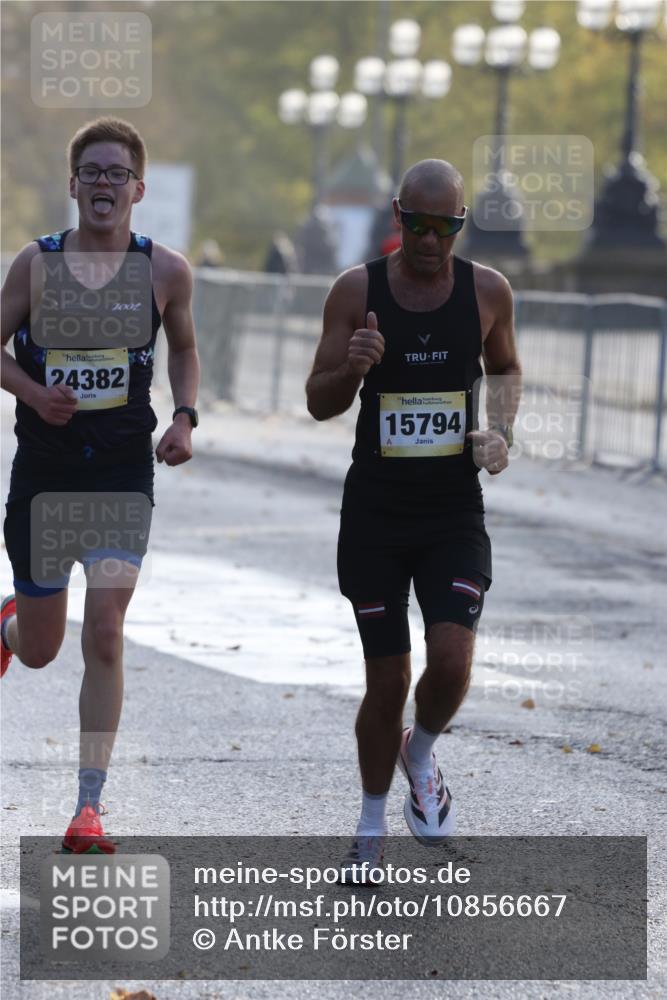 25.10.2026 - hella hamburg halbmarathon Antke Förster http://msf.ph/oto/10856667 25.10.2026 10:16:17 Lombardsbrücke 11167, 15794, 21590, 23060, 24382, 34812, 16400, 33304, 33293 meine-sportfotos.de