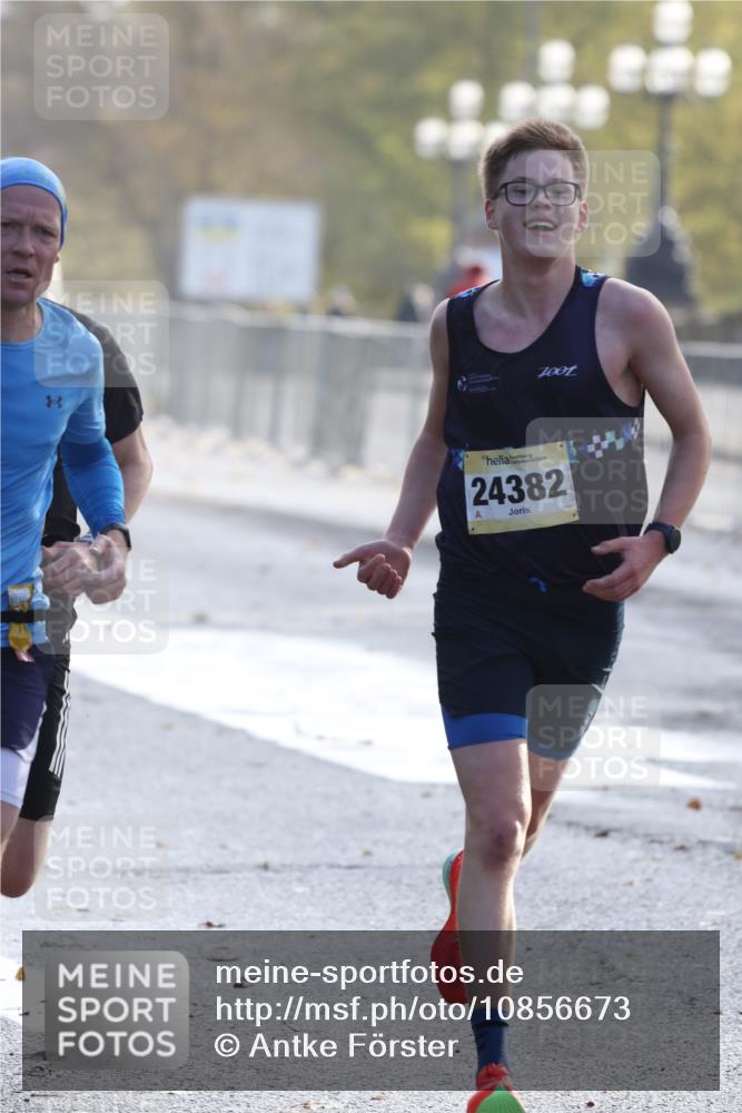 25.10.2026 - hella hamburg halbmarathon Antke Förster http://msf.ph/oto/10856673 25.10.2026 10:16:18 Lombardsbrücke 21590, 15794, 23060, 24382, 34812, 16400, 33304, 33293, 30492, 31125 meine-sportfotos.de
