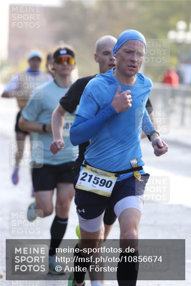 25.10.2026 - hella hamburg halbmarathon Antke Förster http://msf.ph/oto/10856674 25.10.2026 10:16:19 Lombardsbrücke 21590, 15794, 24382, 23060, 34812, 16400, 33304, 33293, 31125, 30492, 22217 meine-sportfotos.de