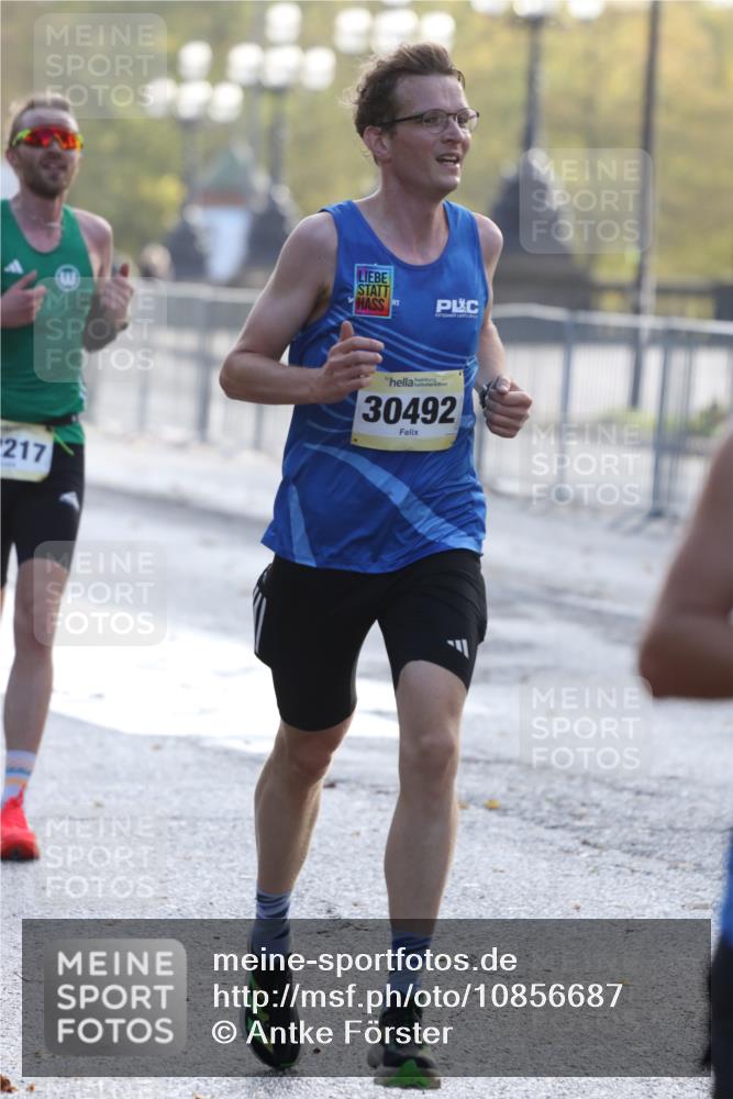 25.10.2026 - hella hamburg halbmarathon Antke Förster http://msf.ph/oto/10856687 25.10.2026 10:16:23 Lombardsbrücke 16400, 33304, 33293, 30492, 31125, 22217 meine-sportfotos.de
