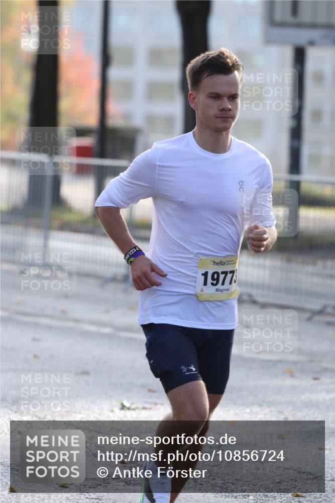 25.10.2026 - hella hamburg halbmarathon Antke Förster http://msf.ph/oto/10856724 25.10.2026 10:16:41 Lombardsbrücke 19773, 9713 meine-sportfotos.de
