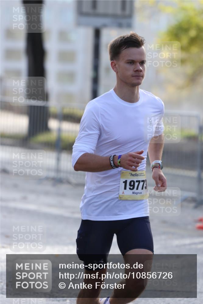 25.10.2026 - hella hamburg halbmarathon Antke Förster http://msf.ph/oto/10856726 25.10.2026 10:16:41 Lombardsbrücke 19773, 9713 meine-sportfotos.de