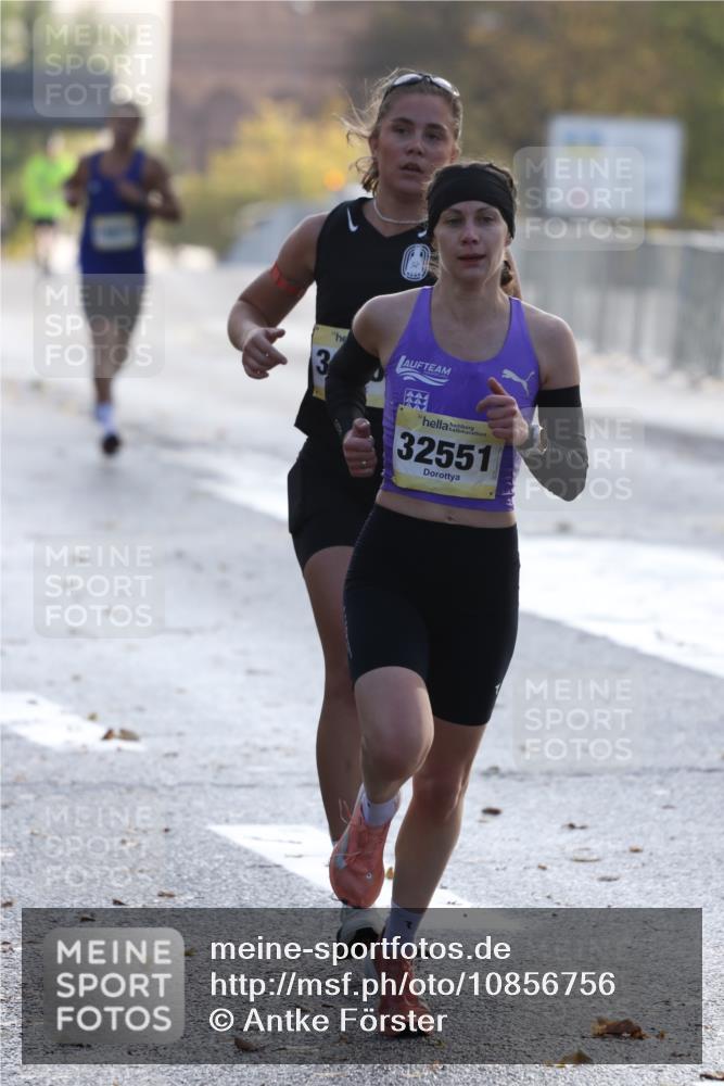 25.10.2026 - hella hamburg halbmarathon Antke Förster http://msf.ph/oto/10856756 25.10.2026 10:16:52 Lombardsbrücke 35675, 36108, 32551 meine-sportfotos.de
