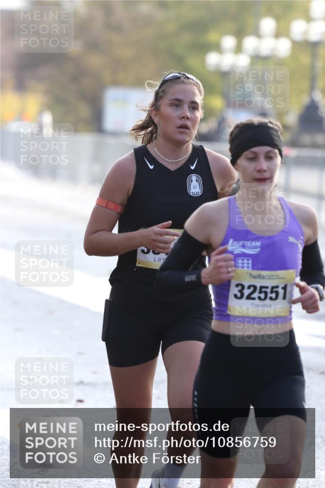 25.10.2026 - hella hamburg halbmarathon Antke Förster http://msf.ph/oto/10856759 25.10.2026 10:16:53 Lombardsbrücke 32551, 36108, 19917, 1079 meine-sportfotos.de