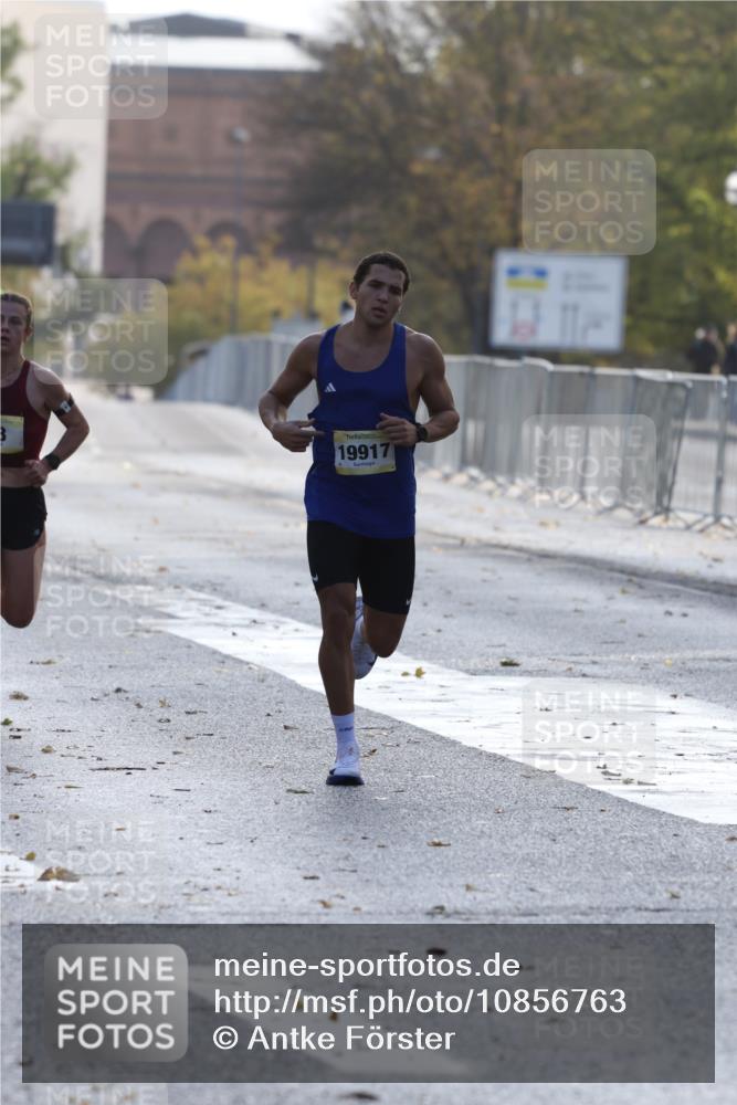 25.10.2026 - hella hamburg halbmarathon Antke Förster http://msf.ph/oto/10856763 25.10.2026 10:16:56 Lombardsbrücke 19917, 1079, 48, 9730 meine-sportfotos.de