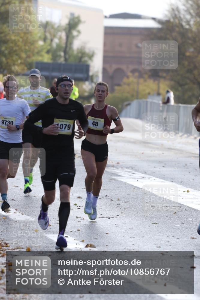 25.10.2026 - hella hamburg halbmarathon Antke Förster http://msf.ph/oto/10856767 25.10.2026 10:16:57 Lombardsbrücke 1079, 19917, 48, 9730, 1261 meine-sportfotos.de