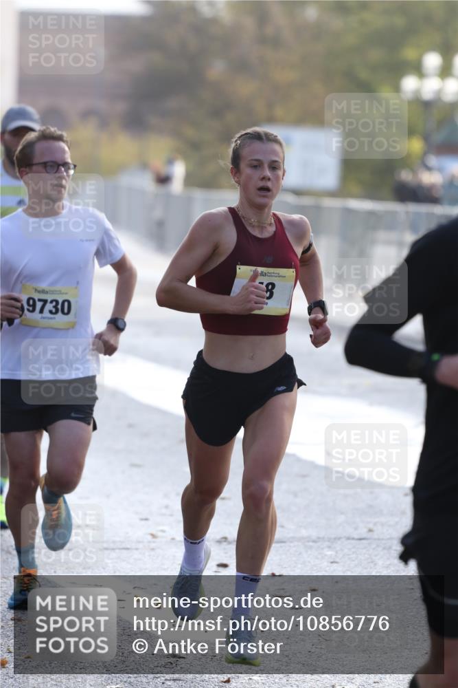 25.10.2026 - hella hamburg halbmarathon Antke Förster http://msf.ph/oto/10856776 25.10.2026 10:17:00 Lombardsbrücke 1079, 19917, 48, 9730, 1261 meine-sportfotos.de