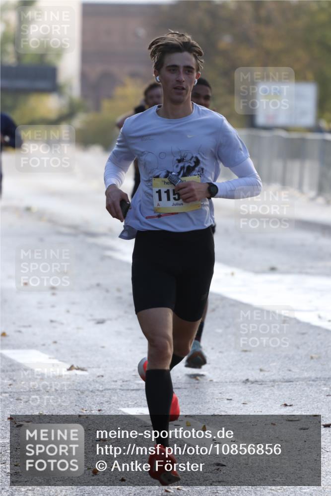 25.10.2026 - hella hamburg halbmarathon Antke Förster http://msf.ph/oto/10856856 25.10.2026 10:17:31 Lombardsbrücke 11507, 33421, 30672, 7855 meine-sportfotos.de
