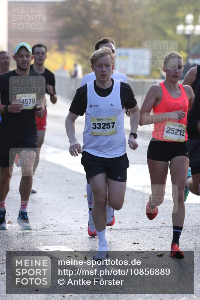 25.10.2026 - hella hamburg halbmarathon Antke Förster http://msf.ph/oto/10856889 25.10.2026 10:17:44 Lombardsbrücke 3316, 25212, 14854, 12469, 33257, 30495, 30931, 34579, 16135, 16136, 35658, 35259, 32527, 5776, 2658, 31915, 34887, 9842 meine-sportfotos.de