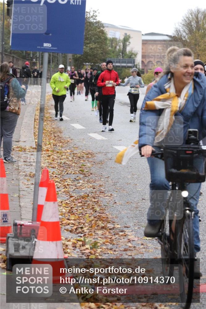 25.10.2026 - hella hamburg halbmarathon Antke Förster http://msf.ph/oto/10914370 25.10.2026 12:26:55 Lombardsbrücke 13069, 13065, 31519, 17873, 36100 meine-sportfotos.de