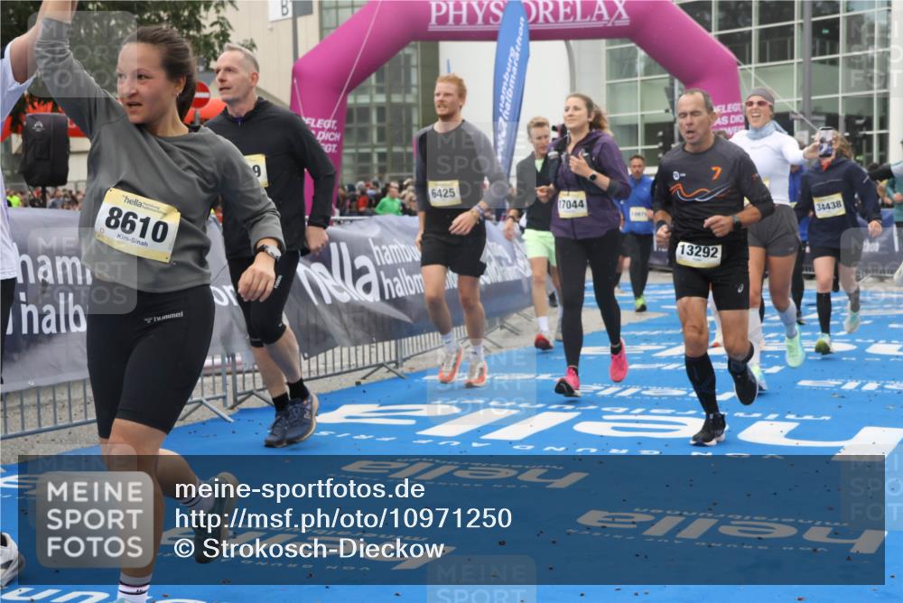 25.10.2026 - hella hamburg halbmarathon Strokosch-Dieckow http://msf.ph/oto/10971250 25.10.2026 12:27:23 Ziel 33843, 8610, 24148, 6425, 2759, 13292, 17044, 21856, 34438, 36028, 13642, 12569, 10764, 21917, 33758, 36027, 20179, 33569, 32509, 32163, 10971, 18611, 31755, 12190 meine-sportfotos.de