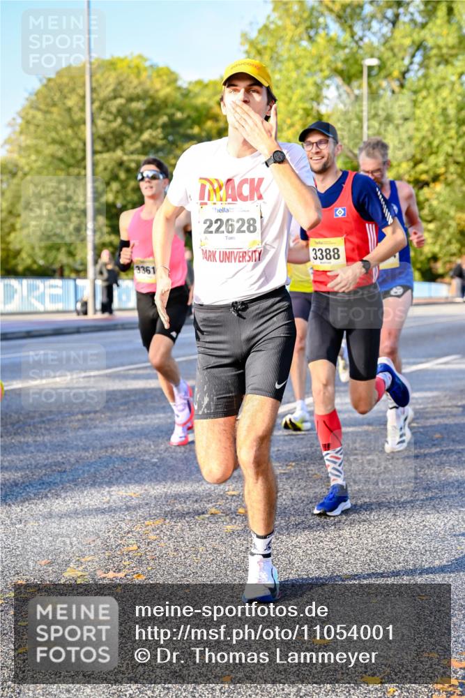 25.10.2026 - hella hamburg halbmarathon Dr. Thomas Lammeyer http://msf.ph/oto/11054001 25.10.2026 10:17:01 Kennedybrücke 22628, 3388, 3361 meine-sportfotos.de