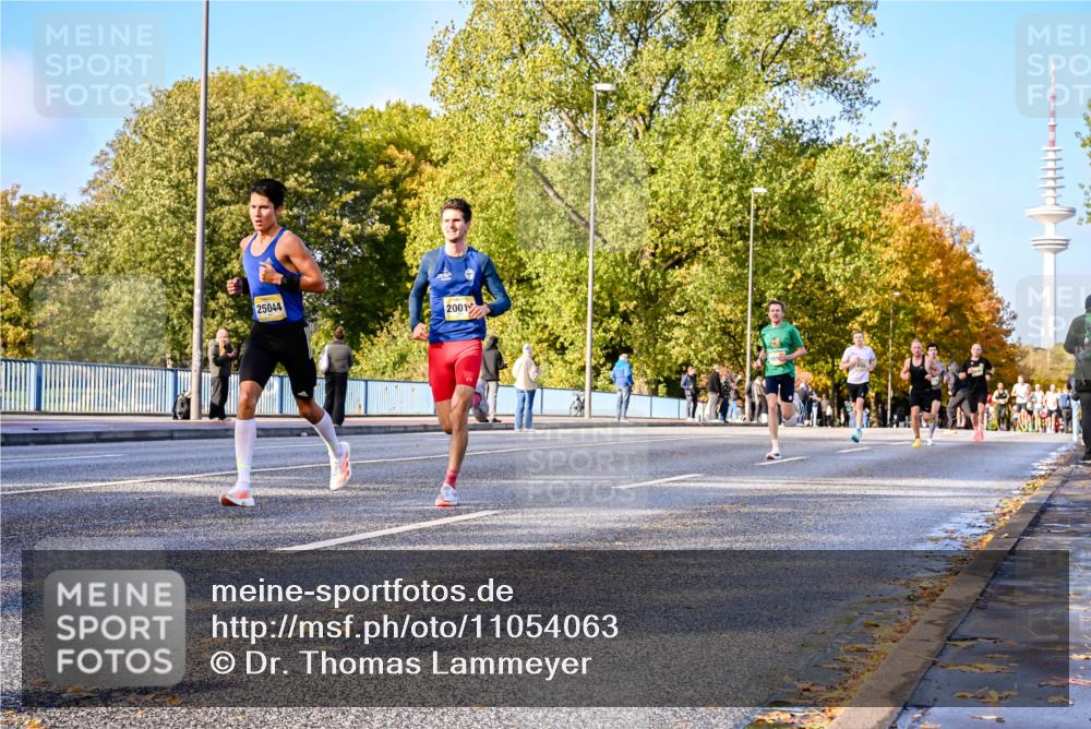 25.10.2026 - hella hamburg halbmarathon Dr. Thomas Lammeyer http://msf.ph/oto/11054063 25.10.2026 10:17:11 Kennedybrücke 25044, 2001 meine-sportfotos.de
