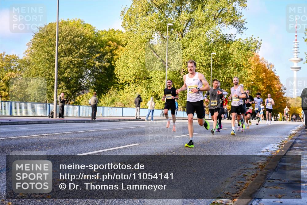 25.10.2026 - hella hamburg halbmarathon Dr. Thomas Lammeyer http://msf.ph/oto/11054141 25.10.2026 10:17:23 Kennedybrücke 10985, 357, 2997, 3500 meine-sportfotos.de