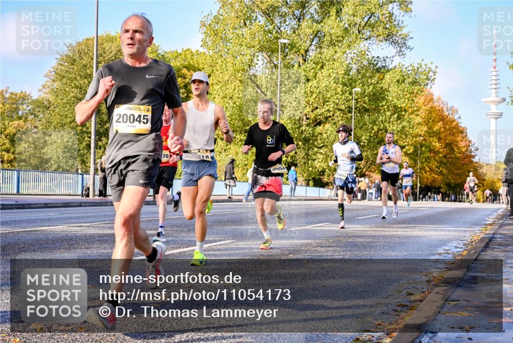 25.10.2026 - hella hamburg halbmarathon Dr. Thomas Lammeyer http://msf.ph/oto/11054173 25.10.2026 10:17:26 Kennedybrücke 20045, 70, 18, 8, 15879 meine-sportfotos.de