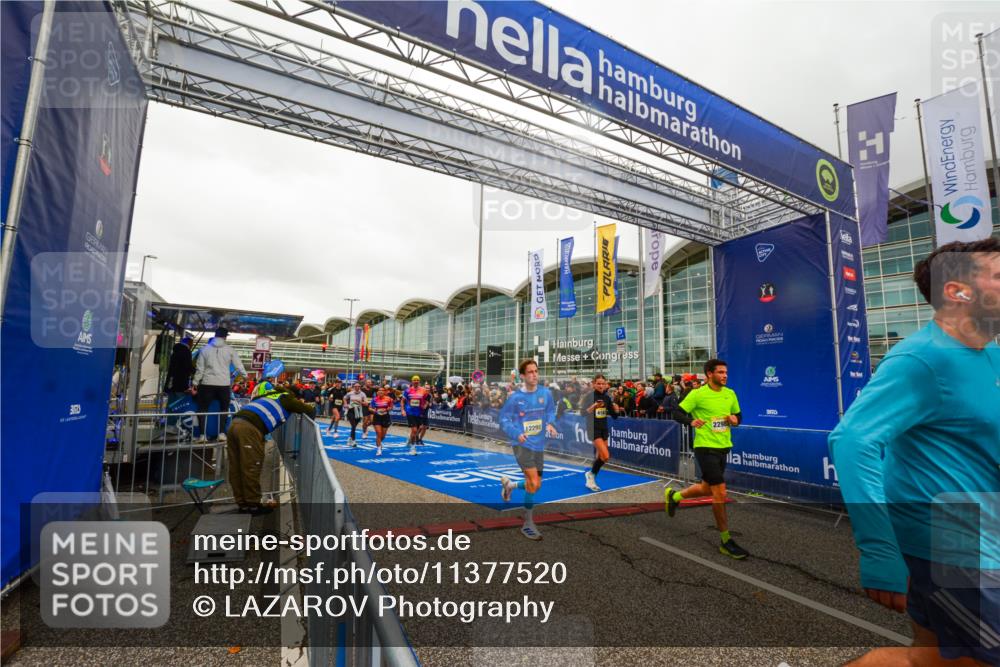 25.10.2026 - hella hamburg halbmarathon LAZAROV Photography http://msf.ph/oto/11377520 25.10.2026 12:27:16 Ziel 23286, 34311, 35428, 19116, 33576, 22983, 12298, 4183 meine-sportfotos.de