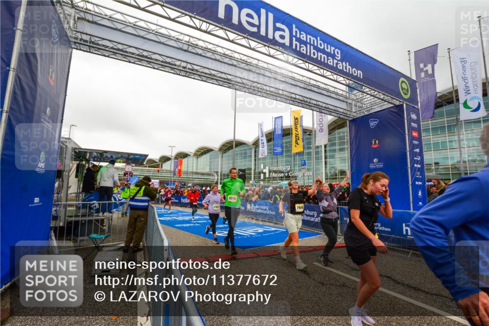 25.10.2026 - hella hamburg halbmarathon LAZAROV Photography http://msf.ph/oto/11377672 25.10.2026 12:27:36 Ziel 32081, 9417, 22047, 20703, 17073, 1840, 7945, 31951, 3018, 21349 meine-sportfotos.de