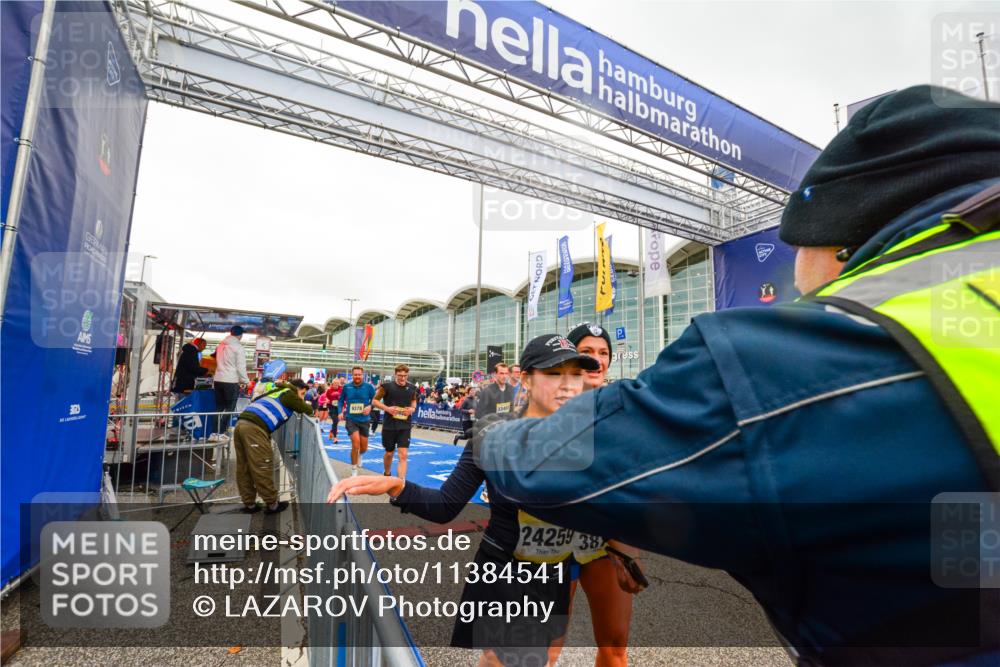 25.10.2026 - hella hamburg halbmarathon LAZAROV Photography http://msf.ph/oto/11384541 25.10.2026 12:26:42 Ziel 23273, 12033, 18244, 33403, 7859, 3703, 34983, 3748, 15918, 15919, 23206, 19122, 9378 meine-sportfotos.de