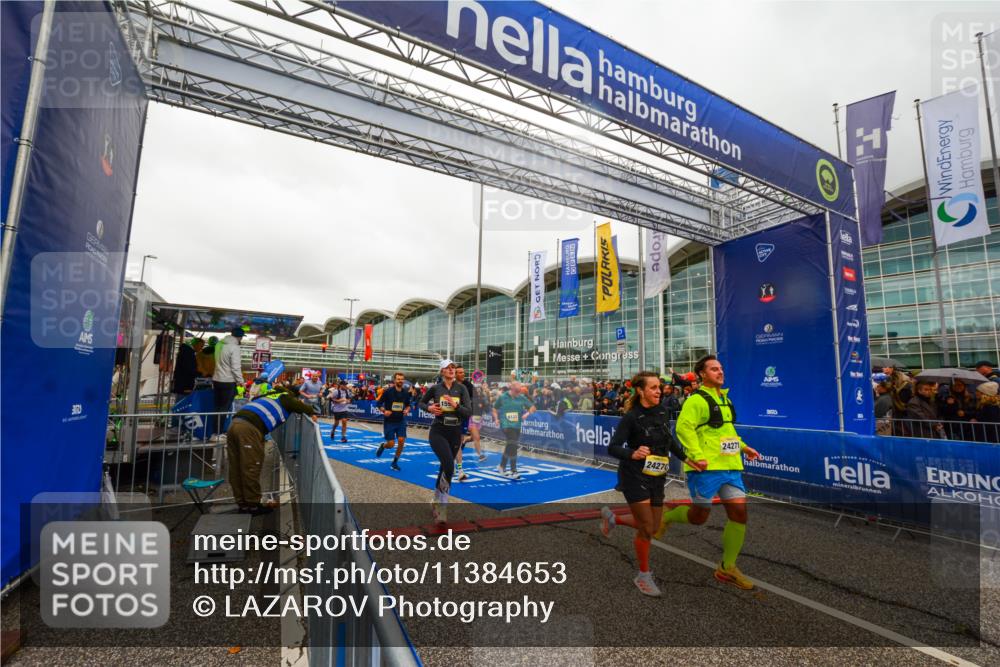 25.10.2026 - hella hamburg halbmarathon LAZAROV Photography http://msf.ph/oto/11384653 25.10.2026 12:27:09 Ziel 1133, 24270, 24271, 15904, 35501, 6133, 15607, 20912 meine-sportfotos.de