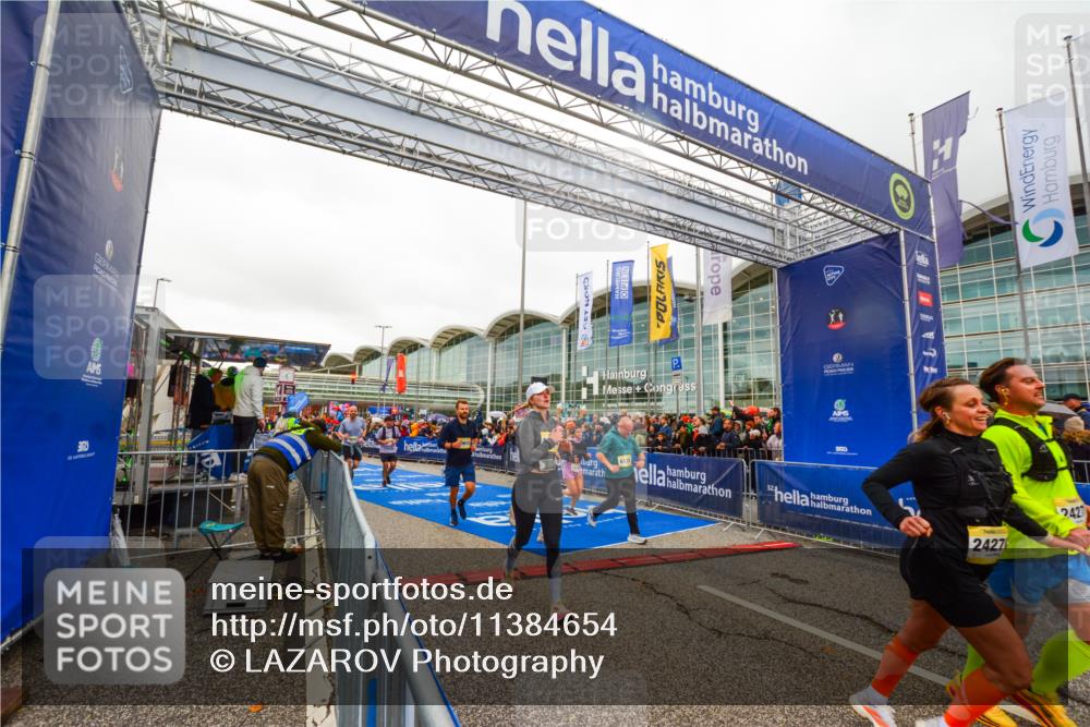 25.10.2026 - hella hamburg halbmarathon LAZAROV Photography http://msf.ph/oto/11384654 25.10.2026 12:27:09 Ziel 1133, 24271, 24270, 15904, 20912, 15607, 35501, 6133 meine-sportfotos.de