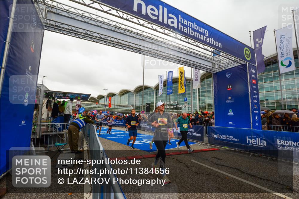 25.10.2026 - hella hamburg halbmarathon LAZAROV Photography http://msf.ph/oto/11384656 25.10.2026 12:27:09 Ziel 1133, 24271, 24270, 15904, 15607, 6133, 35501, 20912 meine-sportfotos.de
